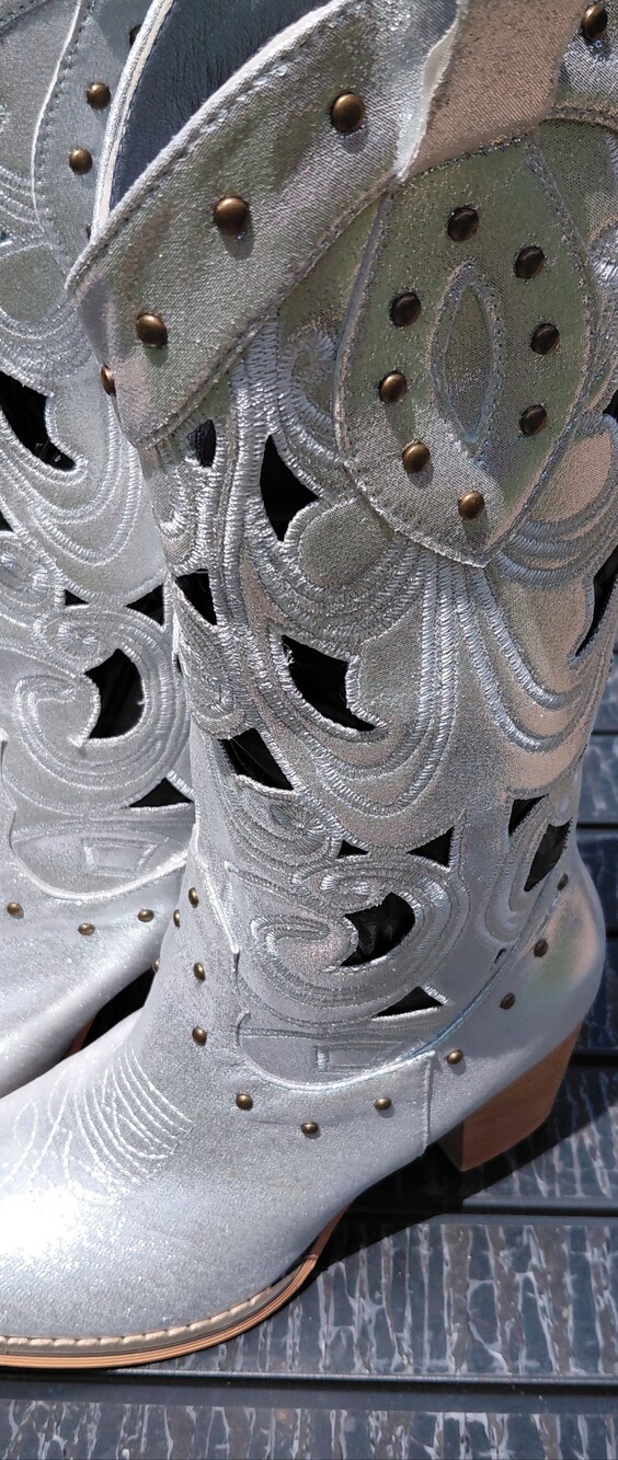 Metallic Silver Cutout Western Boots Super Pretty!! - Picture 5 of 8